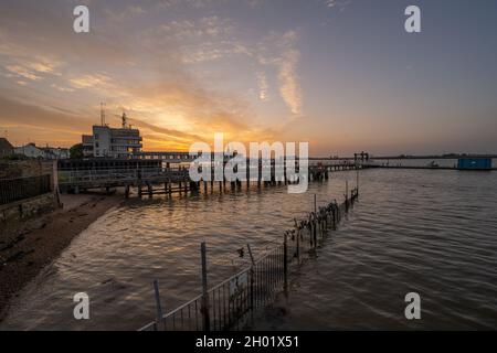 Coucher de soleil sur Tilbury, depuis la promenade Gravesend, Kent Banque D'Images