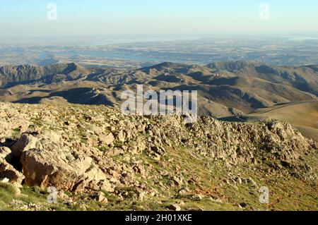 Vue depuis le mont Nemrut à Adiyaman, Turquie.Mont Nemrut dans le sud-est de la Turquie et tombeaux royaux est du 1er siècle av. J.-C. Banque D'Images