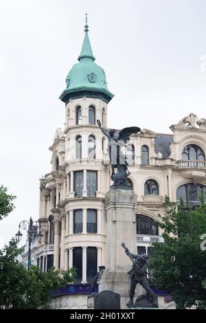 Austin's Department Store et War Memorial, The Diamond, , Derry (Londonderry), Comté de Derry,Irlande du Nord, Royaume-Uni Banque D'Images