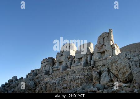 Trônes de pierre du mont Nemrut à Adiyaman, Turquie.Mont Nemrut dans le sud-est de la Turquie et tombeaux royaux est du 1er siècle av. J.-C. Banque D'Images