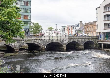 Pont de Hyde du XIXe siècle sur la rivière Garavogue de Rockwood Parade, AbbeyQuarter, Sligeach (Sligeach), comté de Sligo, République d'Irlande Banque D'Images