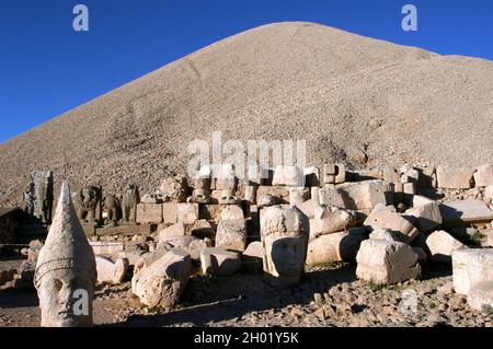 Dieu monumental se dirige sur le mont Nemrut à Adiyaman, Turquie.Mont Nemrut dans le sud-est de la Turquie et tombeaux royaux est du 1er siècle av. J.-C. Banque D'Images