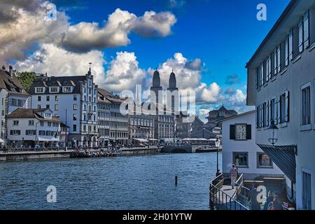 ZURICH, SUISSE - 17 septembre 2021 : une vue de l'église de Grossmunster de Rudolf-Brun-Brucke, Zurich, Suisse Banque D'Images