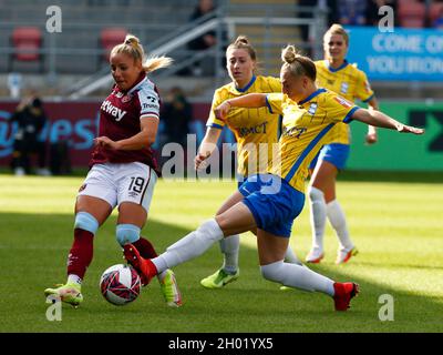 Dagenham, Royaume-Uni.10 octobre 2021.DAGENHAM, ANGLETERRE - OCTOBRE 10 : L-R Adriana Leon de West Ham United WFC et Jade Pennock de Birmingham City Women pendant le match de la Super League féminine de Barclays FA entre West Ham United Women et Birmingham City au stade de construction de Chigwell le 10 octobre 2021 à Dagenham, Angleterre Credit:Action Foto Sport/Alamy Live News Banque D'Images