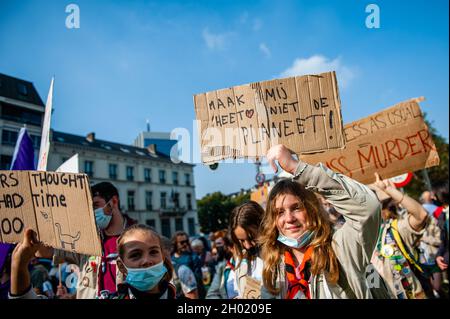 Les manifestants tiennent des pancartes exprimant leur opinion pendant la manifestation.après un an et demi, Youth for the Climate, le mouvement de grève scolaire inspiré par Greta Thunberg et dirigé par la jeune fille flamande Anuna de Wever est de retour en action dans les rues de Bruxelles pour protester contre une meilleure politique climatique.Près de 50.000 personnes se sont rassemblées à la gare de Bruxelles-Nord pour protester contre l'absence d'action sur la crise climatique.De là, la manifestation a marché devant le bâtiment de l'Union européenne et s'est terminée au parc Cinquantenarie.(Photo par Ana Fernandez/SOPA Images/Sipa USA) Banque D'Images