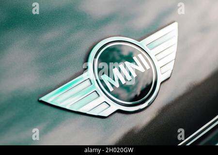 Gros plan du logotype de voiture Mini Cooper sur le capot de voiture métallique vert Banque D'Images