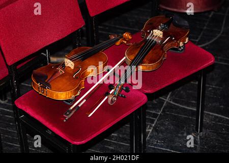 violons sur les chaises pendant l'intervalle dans le théâtre Banque D'Images