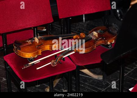 violons sur les chaises pendant l'intervalle dans le théâtre Banque D'Images