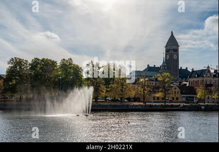 Motala Stream et la Tour de l'Hôtel de ville vus de Saltängen à Norrköping en automne en Suède. Banque D'Images