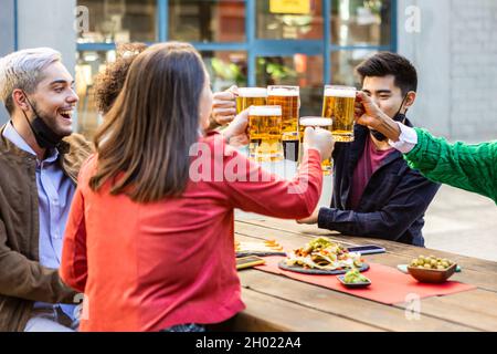 Les hipster millénaires qui s'amusent ensemble à boire de la bière Banque D'Images
