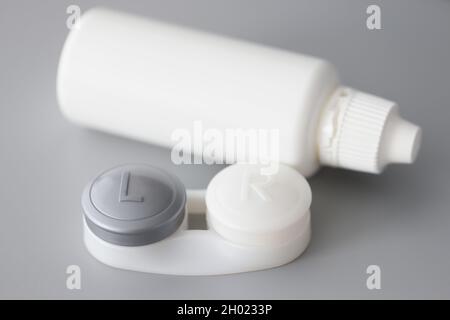 Conteneur de stockage pour lentilles de contact souples et flacon de solution sur la table Banque D'Images