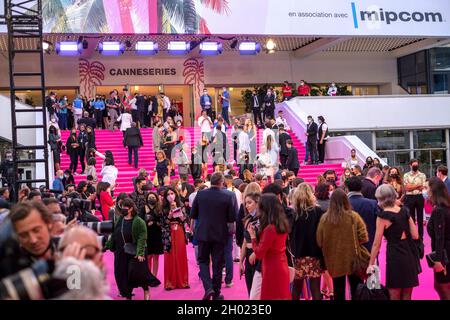 Cannes, France, 9 octobre 2021, Canneseries - Festival International de la série, tapis rose de la cérémonie d'ouverture, Palais des Festivals, Cannes Banque D'Images