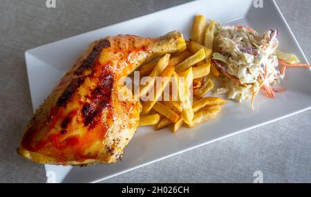 Plat de poulet barbecue avec frites et coleslaw. Banque D'Images