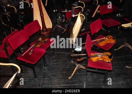 violons sur les chaises pendant l'intervalle dans le théâtre Banque D'Images