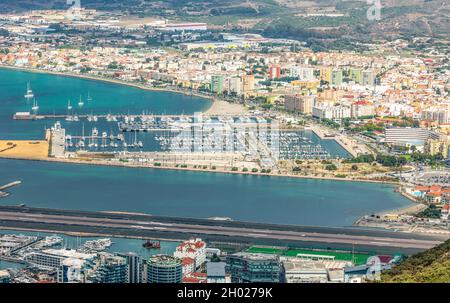 Vue surélevée d'une partie de Giibratar, en bas, sur la piste de l'aéroport à Alcaidesa Marina à la Línea de la Concepción, Espagne. Banque D'Images