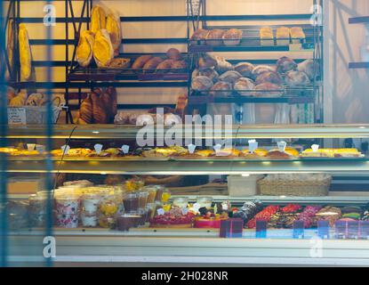 Fenêtre de la confiserie - gâteaux, pâtisseries, desserts Banque D'Images
