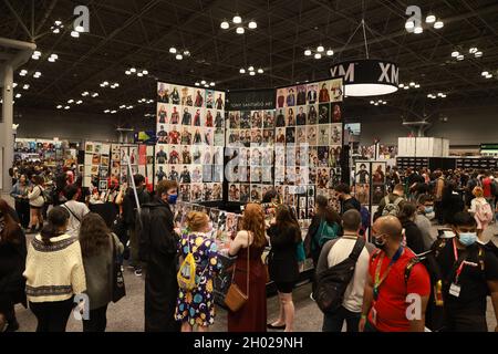 New York, N.Y/USA – 9 octobre 2021 : les fans vont voir les stands du New York Comic con 2021 au Jacob Javits Centre le 9 octobre 2021 à New York.( Banque D'Images