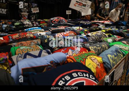 New York, N.Y/USA – 9 octobre 2021 : T-shirts à vendre sur un stand au New York Comic con 2021 au Jacob Javits Centre le 9 octobre 2021 à New York Banque D'Images