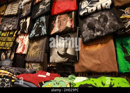 New York, N.Y/USA – 9 octobre 2021 : T-shirts à vendre sur un stand au New York Comic con 2021 au Jacob Javits Centre le 9 octobre 2021 à New York Banque D'Images