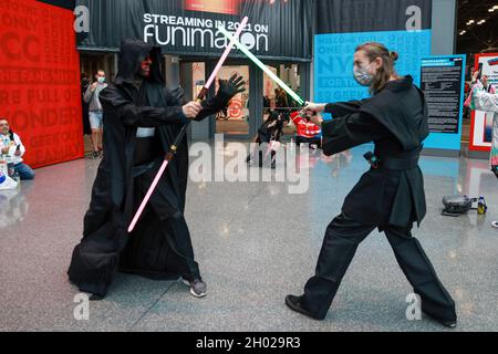 New York, N.Y/USA – 9 octobre 2021 : deux cojoueurs vêtus de Star Wars affrontent le Comic con.Credit: Credit: Gordon Donovan/Alay Live News Banque D'Images