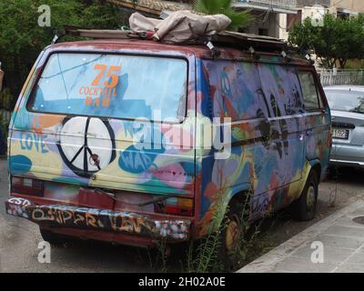 VW transporter Van, vaporisé de graffiti et utilisé comme publicité pour un bar à cocktails dans la baie de Garitsa, Corfou, Grèce Banque D'Images