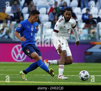 Turin, Italie.10 octobre 2021.L'Italien Giacomo Raspadori (L) rivalise avec le belge Jason Denayer lors du match de troisième place de la Ligue des Nations de l'UEFA entre l'Italie et la Belgique à Turin, Italie, le 10 octobre 2021.Credit: STR/Xinhua/Alay Live News Banque D'Images