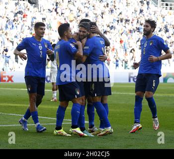 Turin, Italie.10 octobre 2021.Domenico Berardi (Front), en Italie, célèbre son but avec ses coéquipiers lors du match de troisième place de la Ligue des Nations de l'UEFA entre l'Italie et la Belgique à Turin, en Italie, le 10 octobre 2021.Credit: STR/Xinhua/Alay Live News Banque D'Images