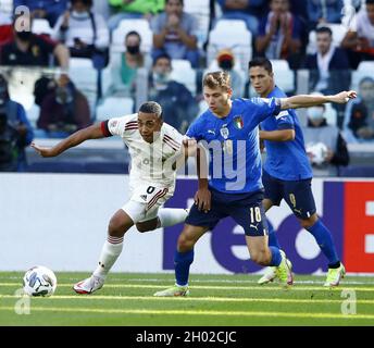 Turin, Italie.10 octobre 2021.Nicol Barella (R) d'Italie rivalise avec Youri Tielemans de Belgique lors du match de troisième place de la Ligue des Nations de l'UEFA entre l'Italie et la Belgique à Turin, en Italie, le 10 octobre 2021.Credit: STR/Xinhua/Alay Live News Banque D'Images