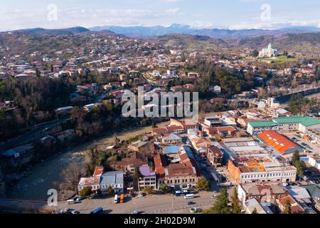 Vue panoramique sur le centre de Kutaisi et la cathédrale de Bagrati Banque D'Images