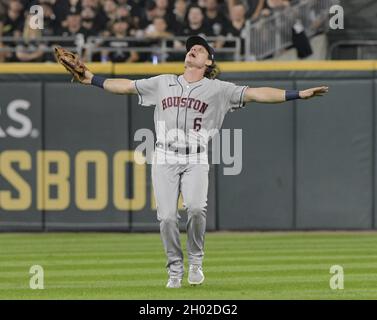 Chicago, États-Unis.10 octobre 2021.Jake Meyers (6), le fieleur du centre Astros de Houston, appelle au bal de Chicago White Sox lors du premier repas du jeu trois des ALDS de la MLB au champ de taux garanti à Chicago, il, le dimanche 10 octobre 2021.Photo par Mark Black/UPI crédit: UPI/Alay Live News Banque D'Images