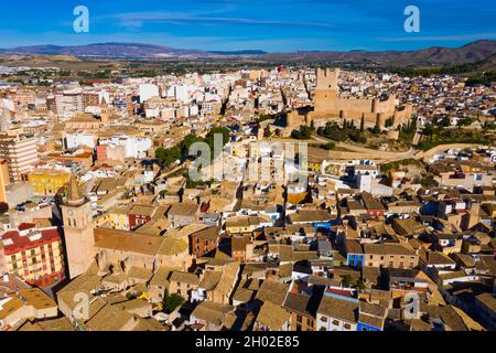 Vue depuis le drone de la ville espagnole de Villena surplombant le château d'Atalaya Banque D'Images