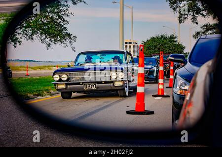 Une Cadillac classique se reflète dans le miroir du conducteur d’une voiture sur l’autoroute 90 lors du 25e spectacle annuel de voitures anciennes Cruisin de la côte à Biloxi. Banque D'Images