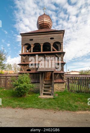 Le beffroi articulaire en bois de Hronsek, Banska Bystrica, Slovaquie.Patrimoine mondial de l'UNESCO. Banque D'Images