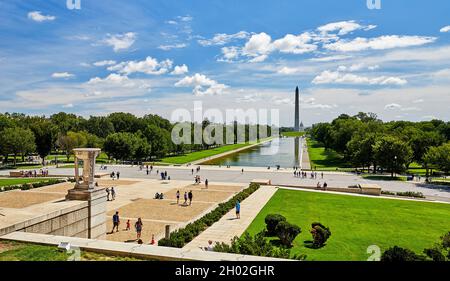 Washington DC, USA-19 août 2021 : vue sur le Washington Monument avec la capitale américaine et le mémorial de la Seconde Guerre mondiale en arrière-plan pris du Lincoln Banque D'Images
