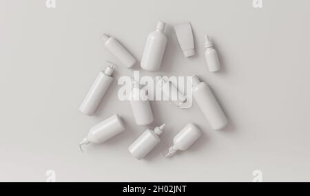 Enveloppe en plastique dans des flacons cosmétiques et en plastique sur fond blanc.Concept créatif composition de tri et de traitement des déchets et Terre, environnement Banque D'Images