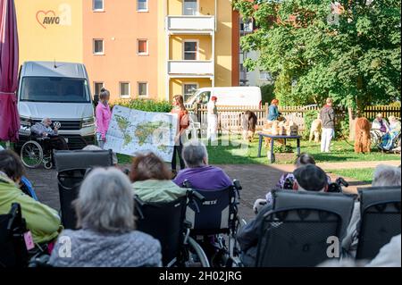 Rudolstadt, Allemagne.23 septembre 2021.Michelle Dinter (M) explique aux résidents du jardin de la maison de retraite d'où viennent les alapkas et les lamas du pays.Alpacas et lamas visitent les résidents de la maison de retraite à Rudolstadt.Avec les animaux, une promotion et une thérapie protégées par les animaux sont possibles.(À dpa 'ce n'est pas seulement des enfants ' - Alpacas et lamas dans la maison de retraite') Credit: Vogl Daniel/dpa/Alay Live News Banque D'Images