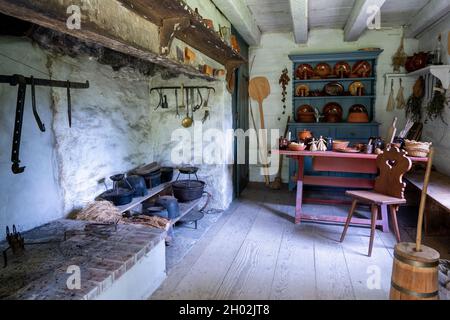 Une cuisine historique dans une ancienne cabane en rondins. Banque D'Images