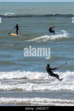 St Joseph MI USA, 26 septembre 2021 ; les surfeurs de cerf-volant et une personne sur une planche à voile, profitent d'une journée venteuse sur le lac Michigan Banque D'Images