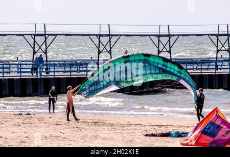 St Joseph MI USA, 26 septembre 2021 ; les gens déploient un cerf-volant sur les rives du lac Michigan, se préparer pour une journée de surf cerf-volant Banque D'Images