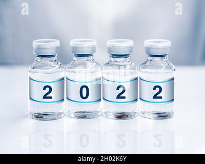 Les numéros de 2022 ans figurant sur l'étiquette des flacons de vaccins dans le laboratoire.Quatre flacons en verre avec médicament vaccin contre le virus Covid-19 remède contre l'épidémie Banque D'Images