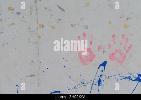 Les mains rouges sont imprimées sur un fond de mur blanc vintage Banque D'Images