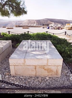 Tombe de David Ben Gurion premier Premier ministre d'Israël haut au-dessus de la vallée de Zin près de SDE Boker en Israël avec un groupe de tournée et le ciel en arrière-plan Banque D'Images