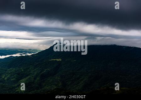 Les nuages pluvieux seson couvrent les sommets de montagne, les forêts tropicales humides, la Thaïlande Banque D'Images