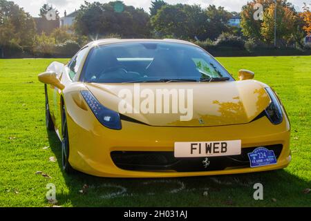 2013 jaune Ferrari 458 Spider DCT S-A DCT 7 vitesses semi-automatique 4497cc voiture de sport en route vers Southport Classic et Speed 2021, Victoria Park, Southport, Royaume-Uni Banque D'Images