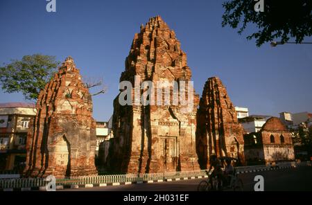 Thaïlande: Le sanctuaire hindou du XIe siècle de l'ère khmère Prang Khaek au centre de l'ancien Lophuri.La vieille ville de Lophuri date de l'ère Dvaravati (6e - XIIIe siècle).Il était à l'origine connu sous le nom de Lavo ou Lavapura.Après la fondation du Royaume d'Ayutthaya au XVe siècle, Lopuri était un bastion des dirigeants d'Ayutthaya.Il devint plus tard une nouvelle capitale royale pendant le règne du roi Narai le Grand du royaume d'Ayutthaya au milieu du XVIIe siècle. Banque D'Images