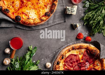 Vue de dessus sur deux pizzas napolitaines fraîchement cuites lieu de copie de sorcière Banque D'Images