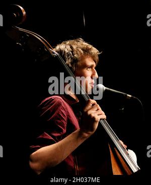 Misha Mullov-Abbado fait une annonce à son concert de Sextet au Herts Jazz Club de St Albans Banque D'Images