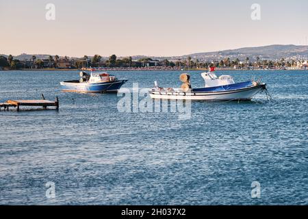 Vieux bateaux de pêche traditionnels ou chalutiers ancrés sur la mer. Banque D'Images