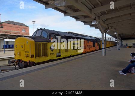 Une locomotive diesel Colas Railfreight de classe 37 transportant un train d'essai et de mesure de réseau ferroviaire à la gare de Derby, août 2021 Banque D'Images