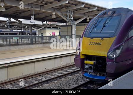 Un train Meridian de classe 222 de East Midlands à la gare de Derby, août 2021 Banque D'Images